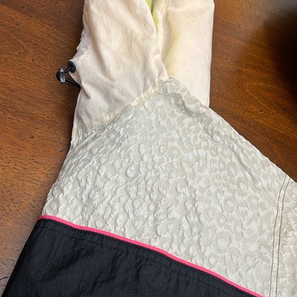 GUESS WINDBREAKER SUPER CUTE GUESS JACKET ZIPPER LIGHT WEIGHT HOODIE STYLE ZIP - Picture 10 of 15